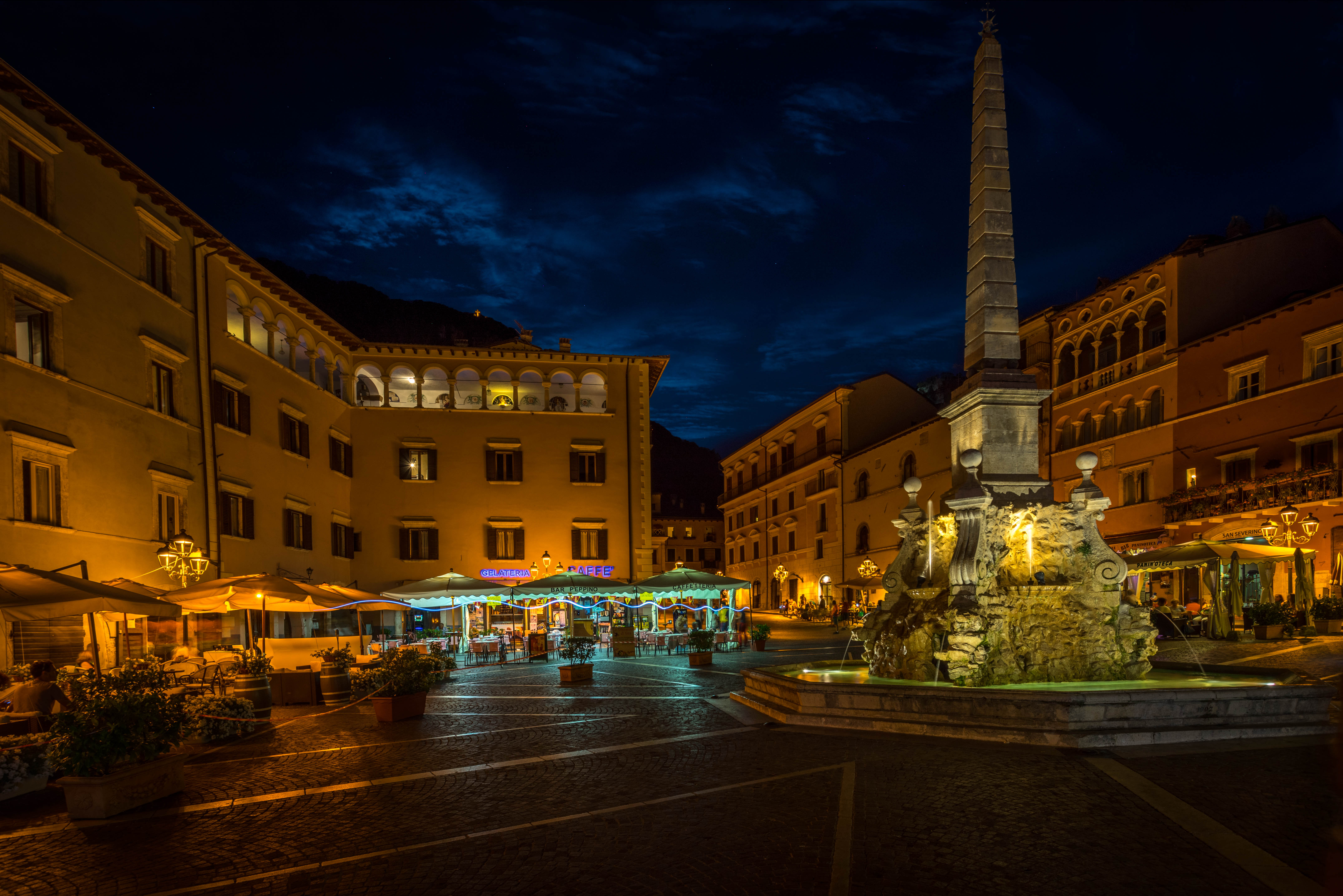 Tagliacozzo-Piazza-Obelisco.jpg